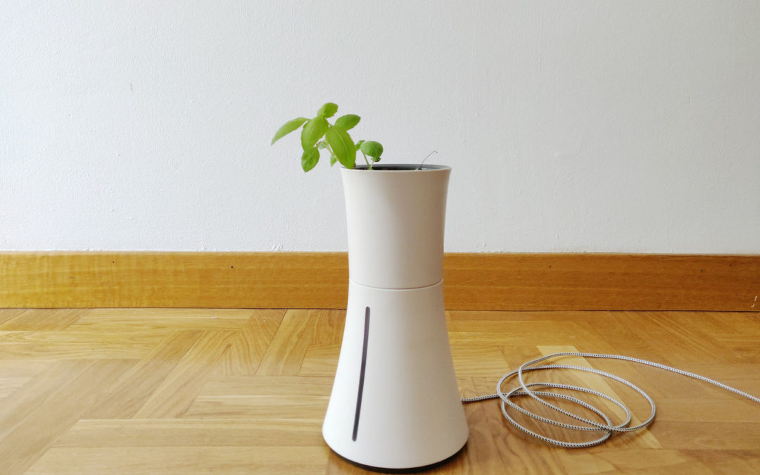 Esta maceta eléctrica riega las plantas por ti de forma automática