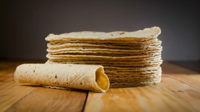 Denuncian campesinos alza hormiga en tortillas por acaparamiento del maíz